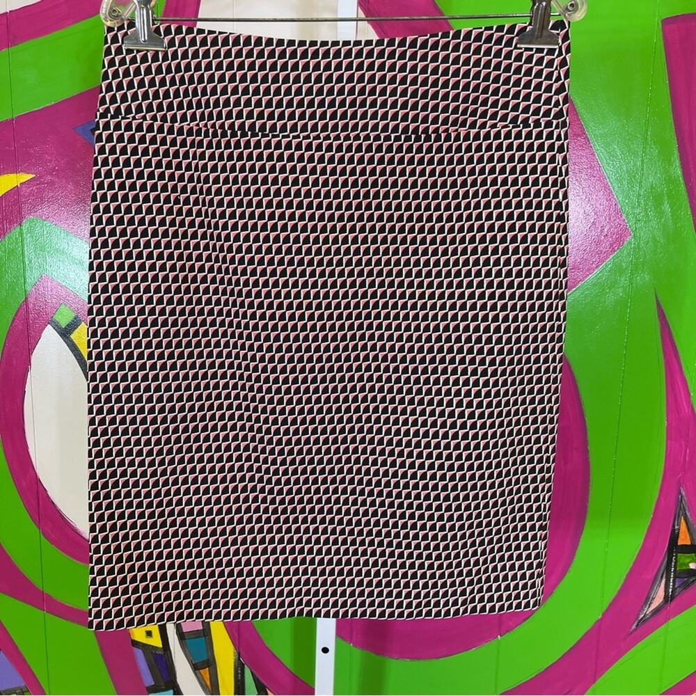 Margaret M. Slimming Pencil Skirt. Size Large. Extremely stretchy. Funky Pattern